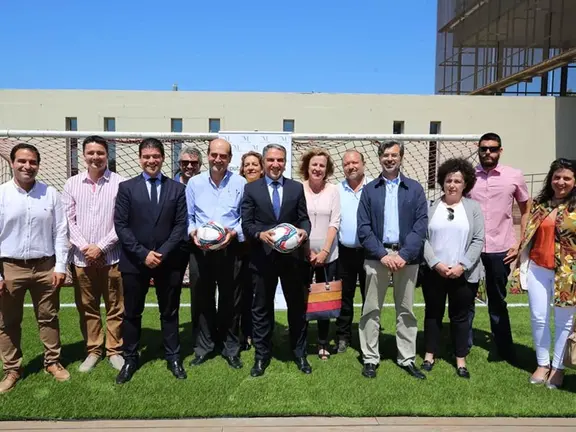 Autoridades en un campo de fútbol