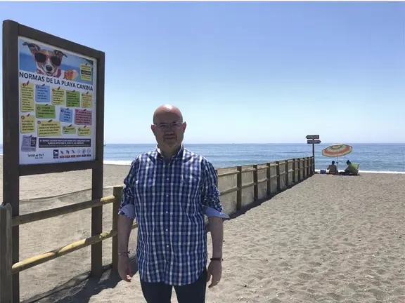 Jesús Atencia en la playa canina