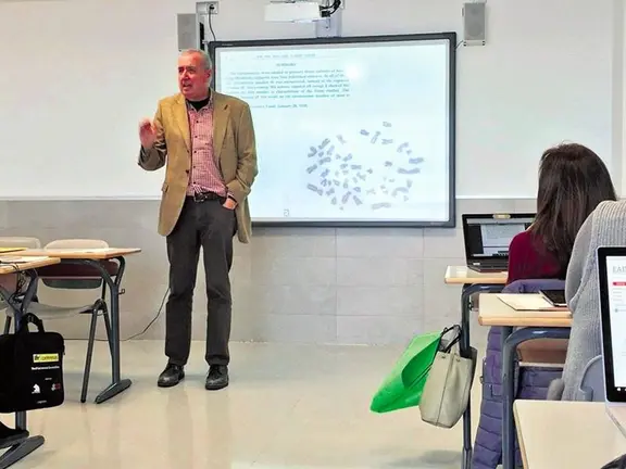 Souviron dando clase en el máster