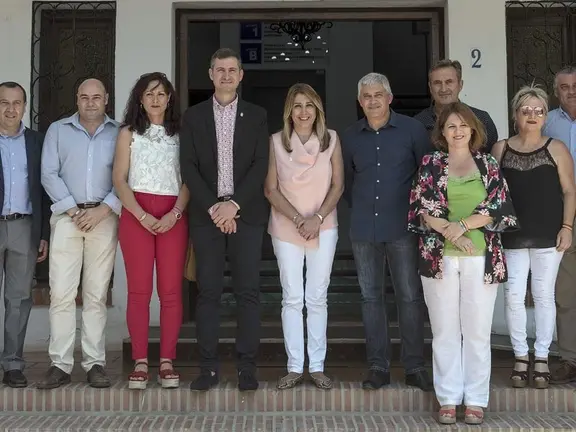 Susana Díaz con las autoridades algarrobeñas