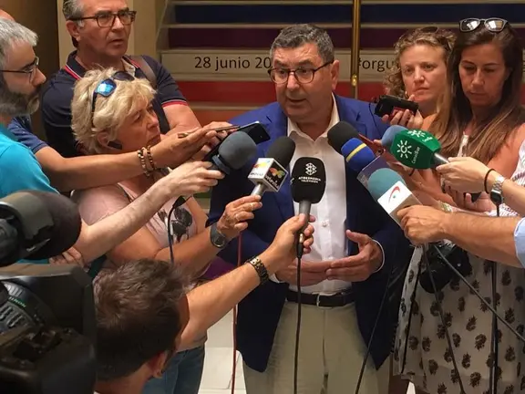 Moreno Ferrer dando explicaciones a los medios