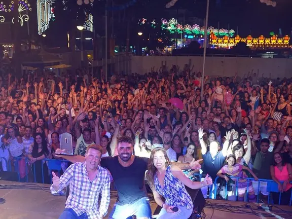 Medina y Ruiz con el cantante de Los Rebujitos