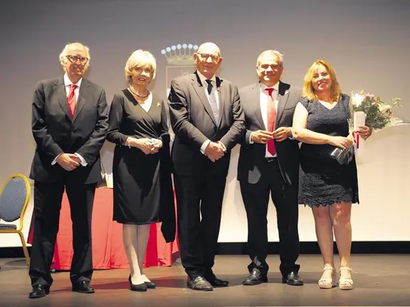 El alcalde con los homenajeados