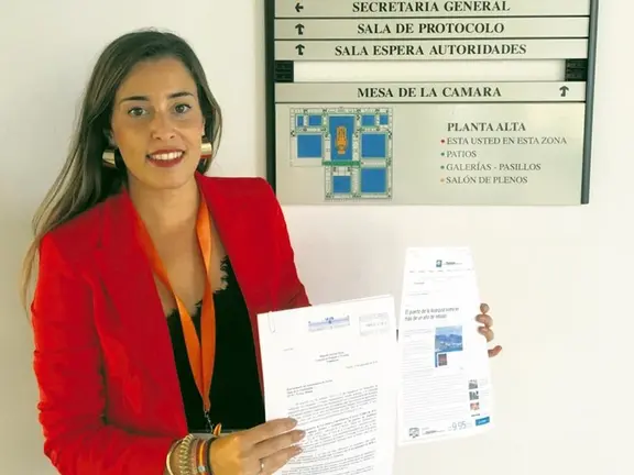 La concejala en la sede de la Junta de Andalucía