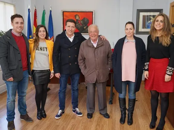 Palomas rodeado de sus compañeros en el gobierno torroxeño