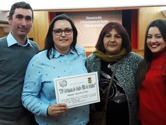 Rocío Reyes, en el centro, con el galardón
