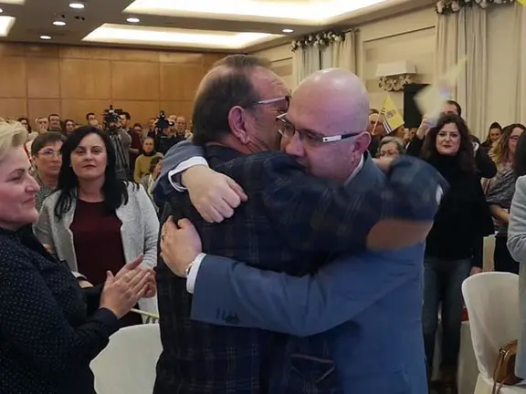 Atencia se abraza con Manuel Rincón