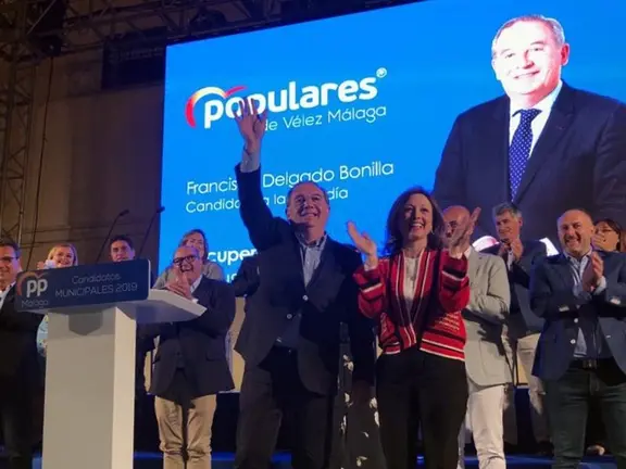 Navarro y Delgado en el acto de presentación del PP de Vélez-Málaga