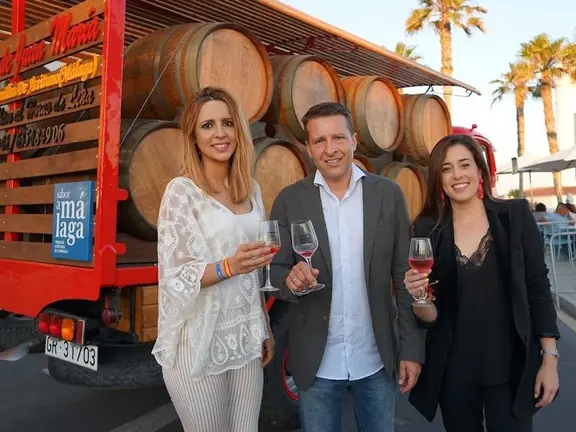 El alcalde, Óscar Medina, brindando