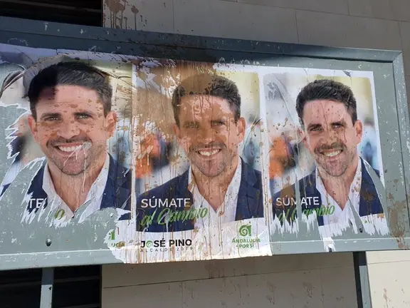 Cartelería destrozada de AxSÍ