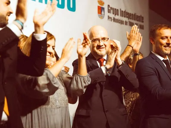 Atencia y compañeros de partido en un acto