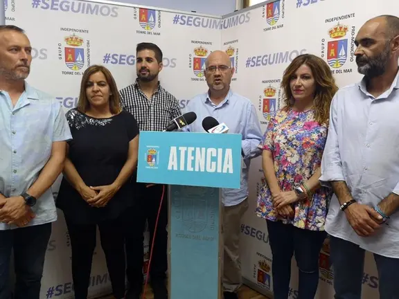 Atencia rodeado de su equipo