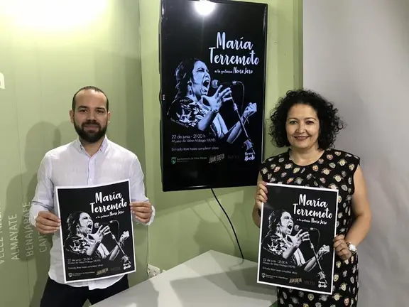 García y Portillo con el cartel del evento