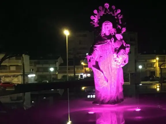 Fuebte iluminada de rosa de Torre del Mar