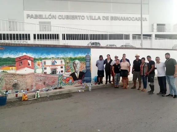 Los artistas junto al mural