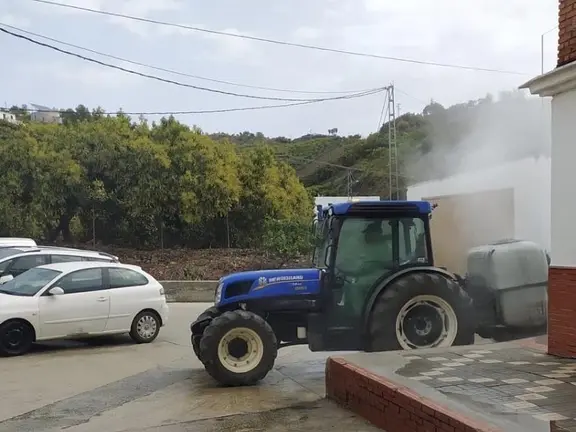 Tractor fumigando