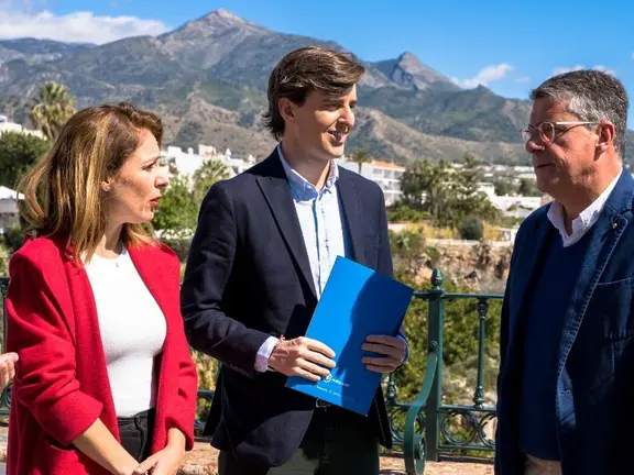Montesinos con el alcalde de Nerja. Archivo