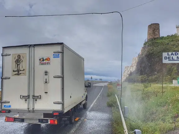 Camión pasando bajo el arco desinfectante