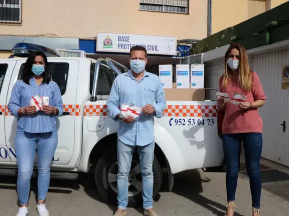 Reparto de mascarillas en Torrox
