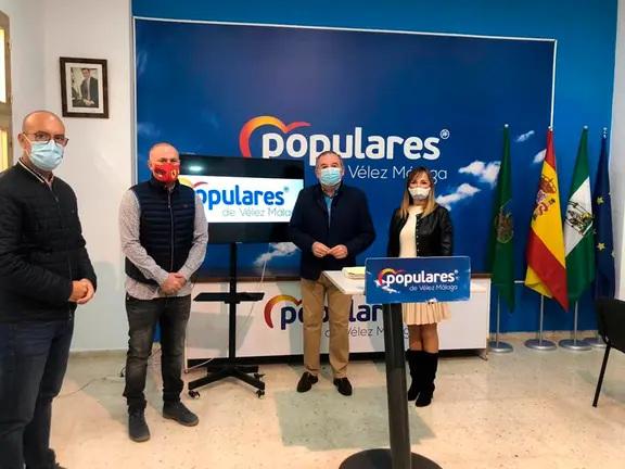 Delgado Bonilla junto a concejales de su partido