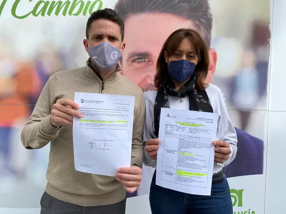 Pino mostrando la orden de desahucio