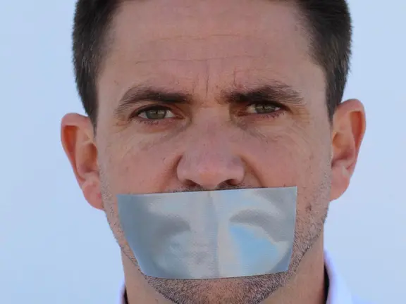 José Pino posando con mordaza