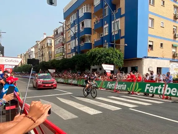 El líder de la etapa llegando a Rincón de la Victoria
