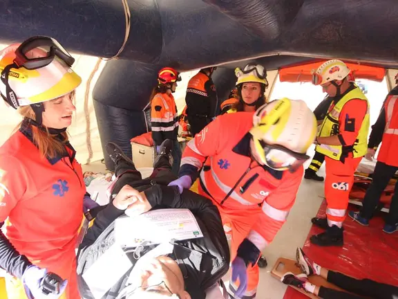 Profesionales del 061 atendiendo una emergencia