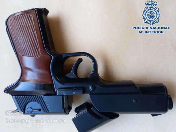 Imagen de la falsa pistola usada en el atraco