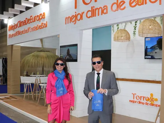 Óscar Medina en Fitur con la delegada