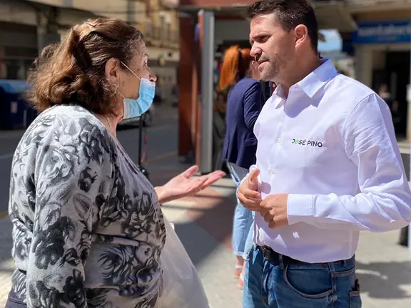 José Pino oyendo a una vecina