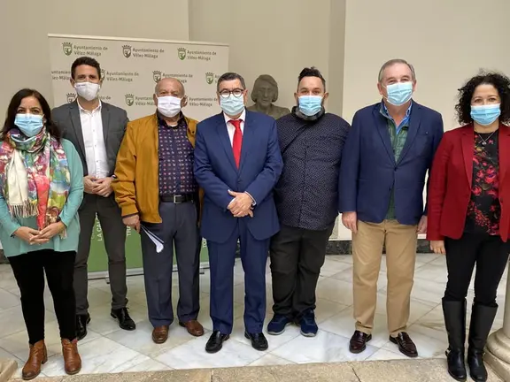 Amador (con chaqueta marrón clara) con la corporación municipal que le nombró Hijo Adoptivo