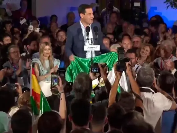 Juanma Moreno en el discurso tras el resultado electoral