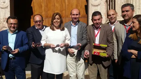 Susana Díaz, Heredia y Conejo con la comitiva de socialistas de la Axarquía