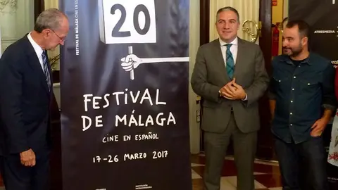 Elías Bendodo junto al cartel del Festival de Cine de Málaga