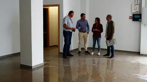 Medina y Ruiz en la sala del archivo inundada