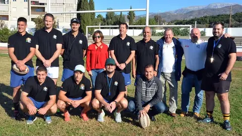 Roberto con los jugadores de rugby