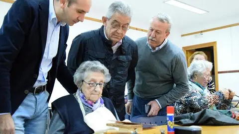Conejo con los mayores del centro