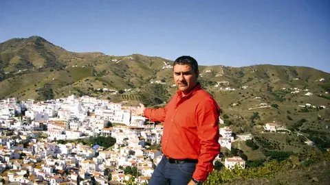 Antonio Yuste, con Almáchar al fondo