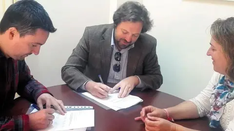 Firma del convenio en el Ayuntamiento de Arenas