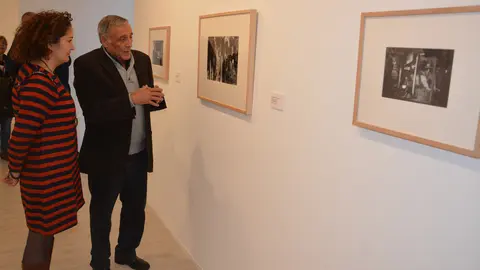 La concejala visitando la exposición