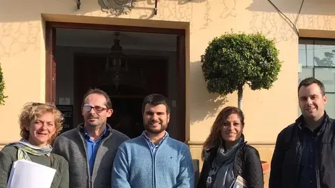 Los miembros de IU frente al Ayuntamiento veleño