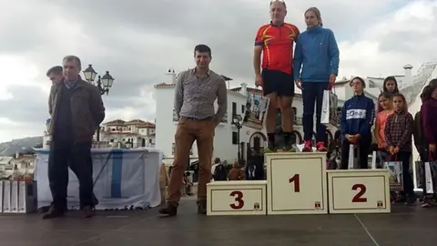 El alcalde y el concejal en la entrega de trofeos