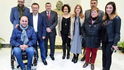 Heredia con los compañeros de partido en la Fundación María Zambrano
