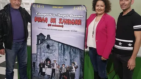 Cynthia García con los autores de la obra