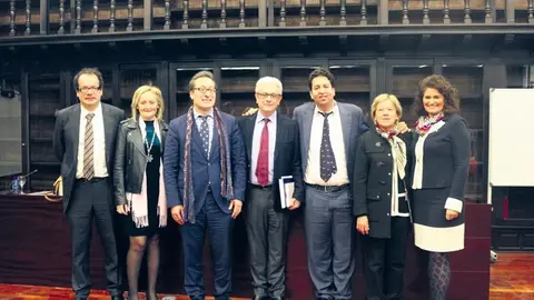 Abdeslam con los miembros del tribunal