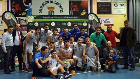 El equipo celebrando la Copa