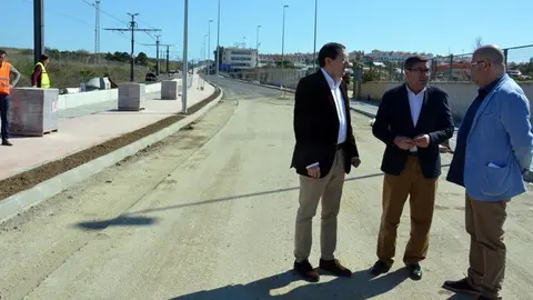 El alcalde y los ediles en el carril Sevilla