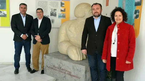 Los socialistas junto a un busto de María Zambrano