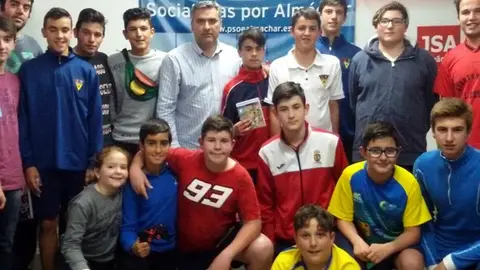 Antonio Yuste con los ganadores y participantes